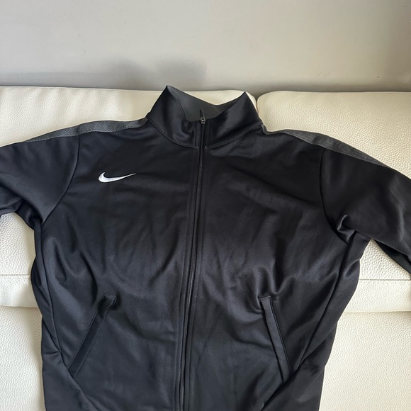 Kid’s Medium Black Nike jacket. Lightweight and full zip. Grey details - Picture 4 of 7